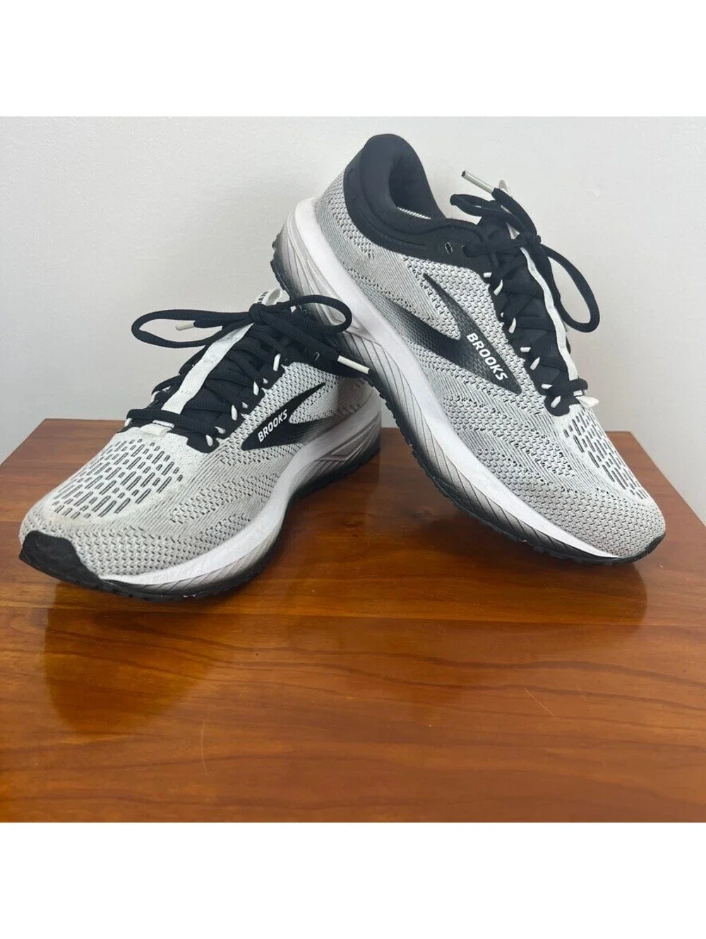Brooks Revel 7 Running Shoes White Black Men's Size 10 D Like New Sneakers